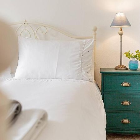 Light And Central Apartment Above Knead Bakery Tetbury Luaran gambar