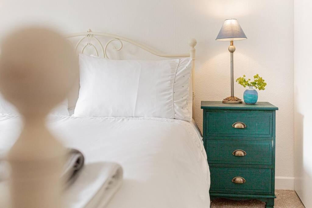 Light And Central Apartment Above Knead Bakery Tetbury Luaran gambar