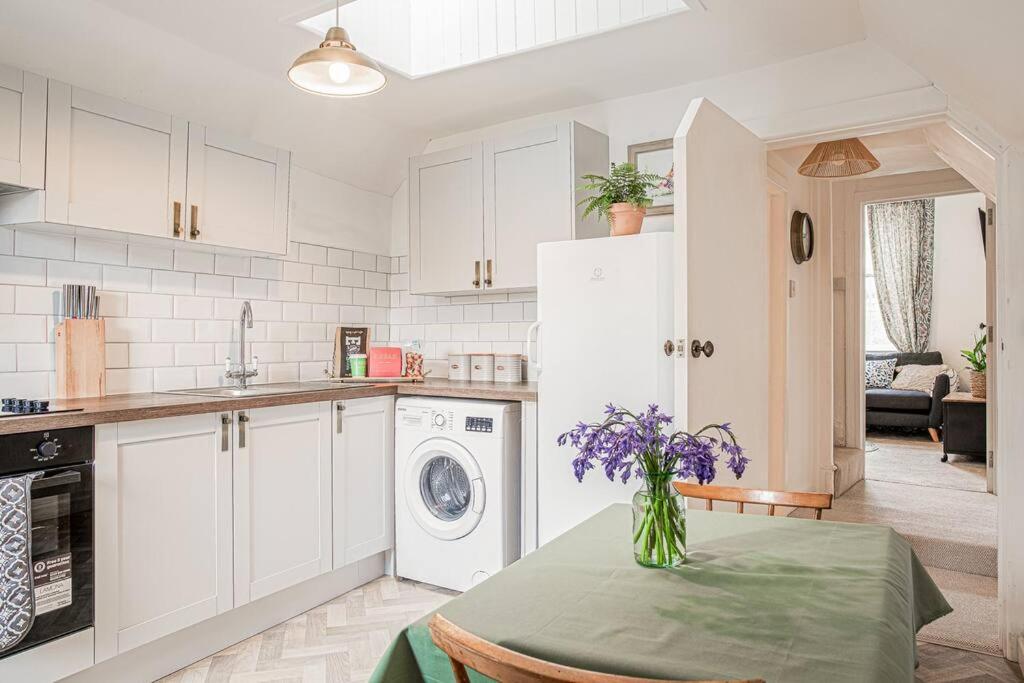 Light And Central Apartment Above Knead Bakery Tetbury Luaran gambar