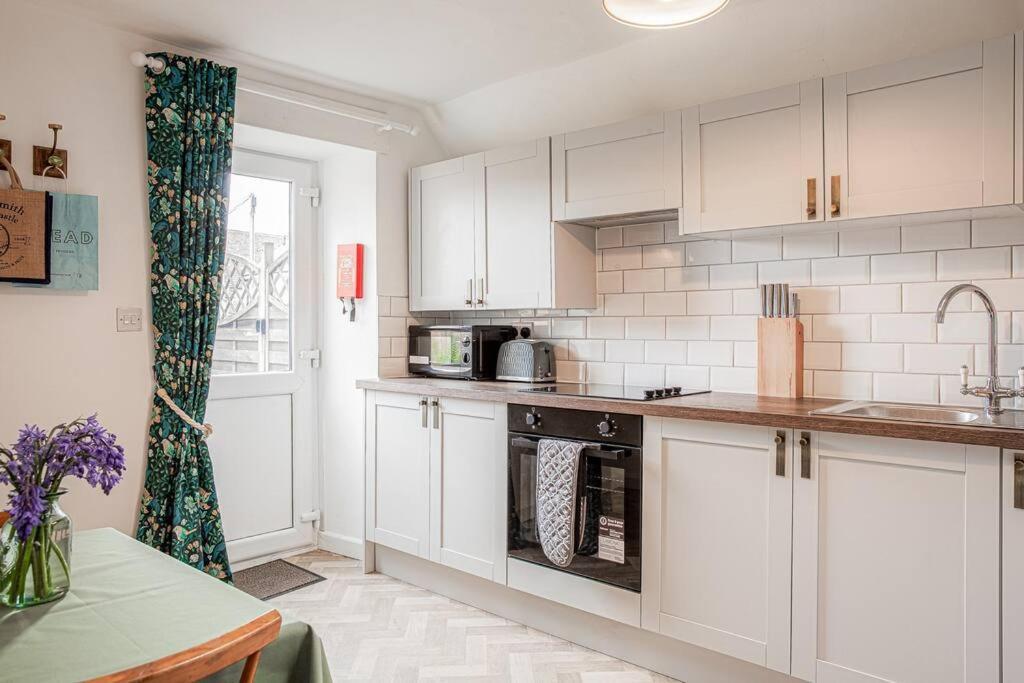 Light And Central Apartment Above Knead Bakery Tetbury Luaran gambar