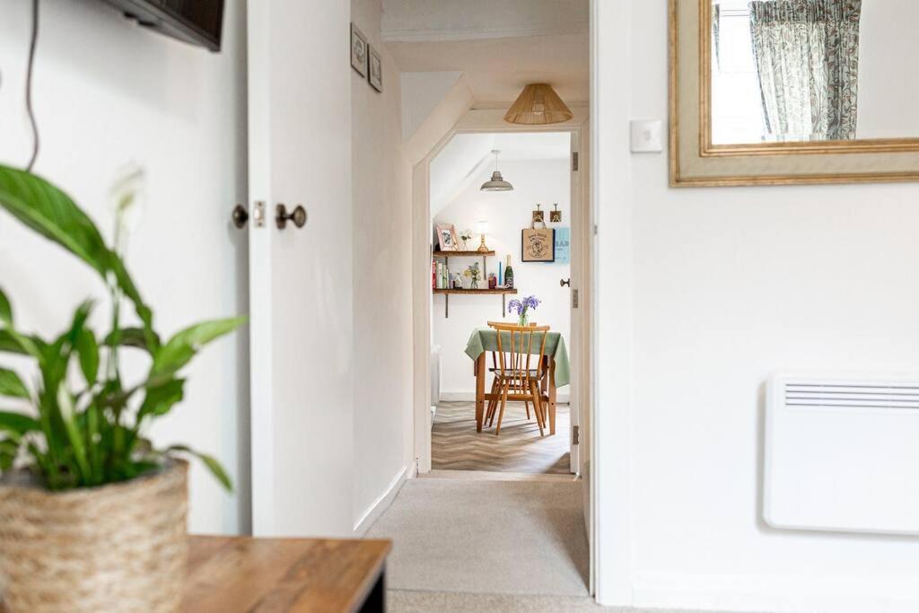 Light And Central Apartment Above Knead Bakery Tetbury Luaran gambar