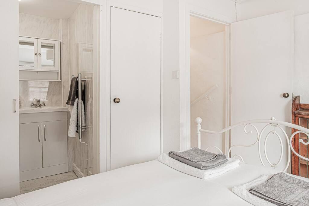 Light And Central Apartment Above Knead Bakery Tetbury Luaran gambar